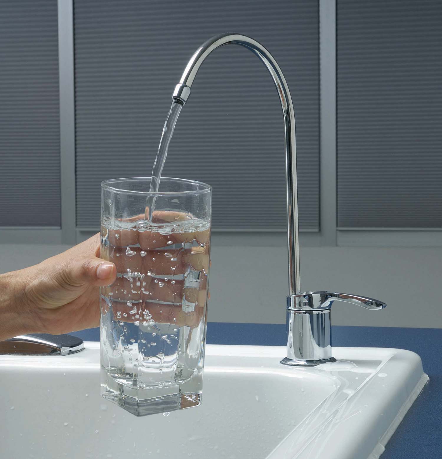 water-filtration-system_mn_plumbing Water filtration system being used